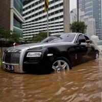 Rolls-Royce Ghost Vira Uma Banheira na Indonésia
