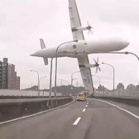 Incrível Imagem de um Avião Caindo em Taiwan