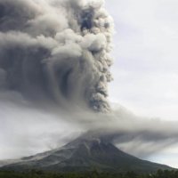 Vulcão Entra em Erupção na Indonésia