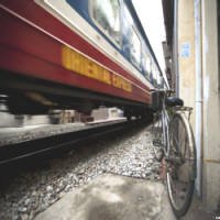 Fotógrafa Registra a Vida dos que Moram a Centímetros de Ferrovia