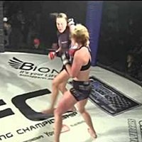 MMA Feminino: Nocaute Brutal com Soco Rodado