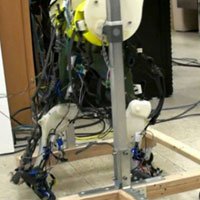Cientistas Criam Robô que Caminha Como Humano