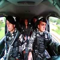 Abordagem Policial Contra Dois Bandidos que Roubaram Celular Minutos Antes