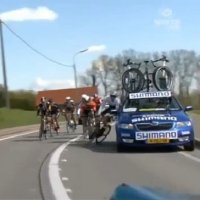 Carro de Apoio Derruba Ciclista no Tour de Flanders
