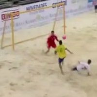 GolaÃ§o no Futebol de Areia com Direito a TrÃªs ChapÃ©us
