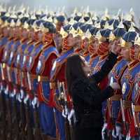 Mulher Ajusta o Chapéu de um Membro da Guarda de Honra da Mongólia