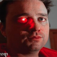 Homem Implanta uma Câmera de Vídeo no Próprio Olho