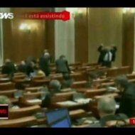 Romeno Salta do Balcão do Parlamento em Protesto Contra Corte de Subsídio